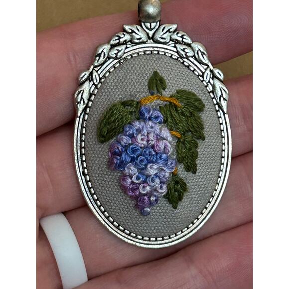 Embroidered Cameo Necklaces Bunch of Grapes - Picture 4 of 4